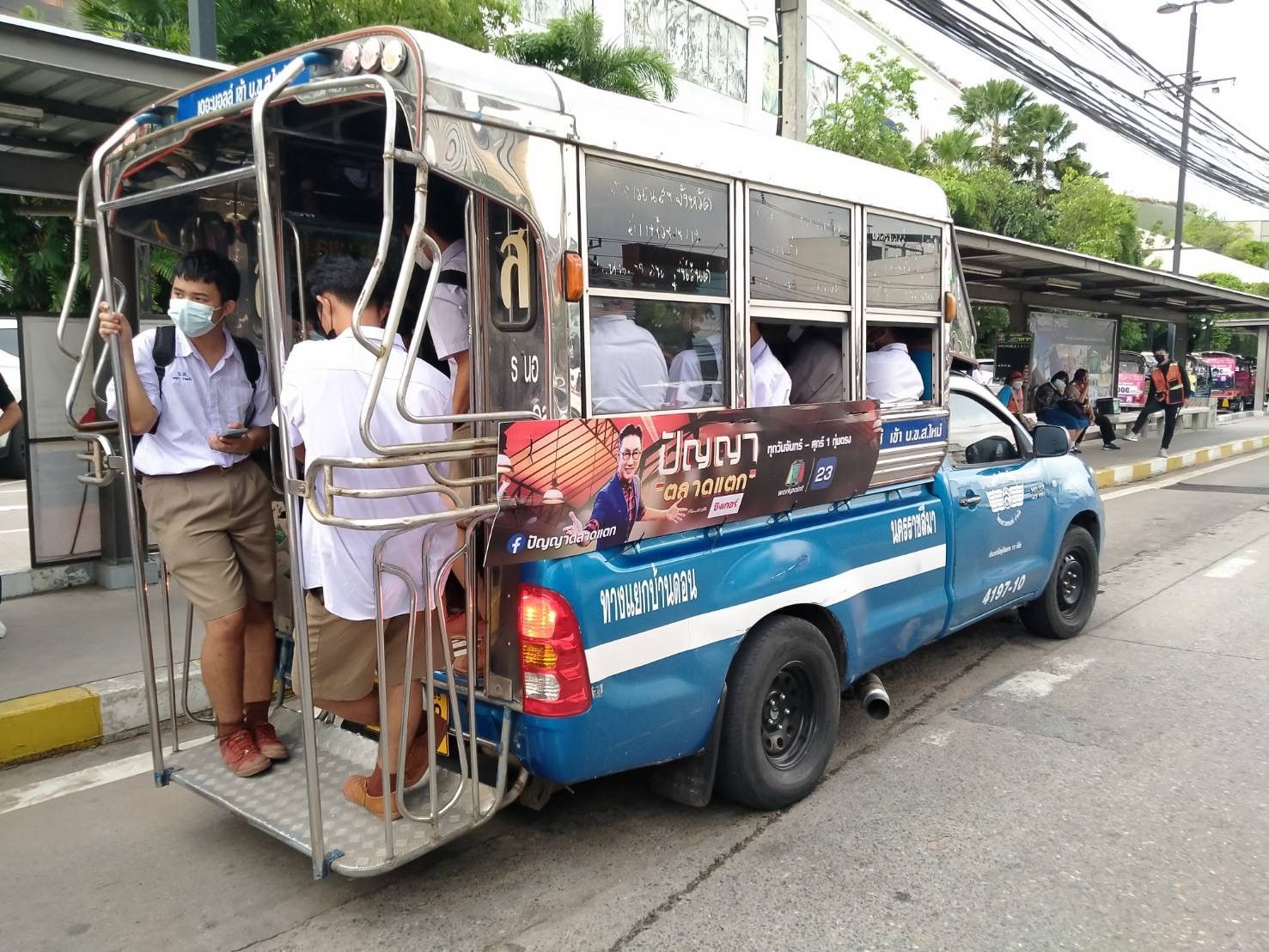 Song-Thaew Ad. สื่อรถสองแถว, โฆษณาติดรถสองแถว, สื่อติดรถสองแถว, สื่อโฆษณาติดรถสองแถว, ป้ายติดรถสองแถว, ป้ายโฆษณาข้างรถสองแถว, ป้ายโฆษณาติดรถสองแถว